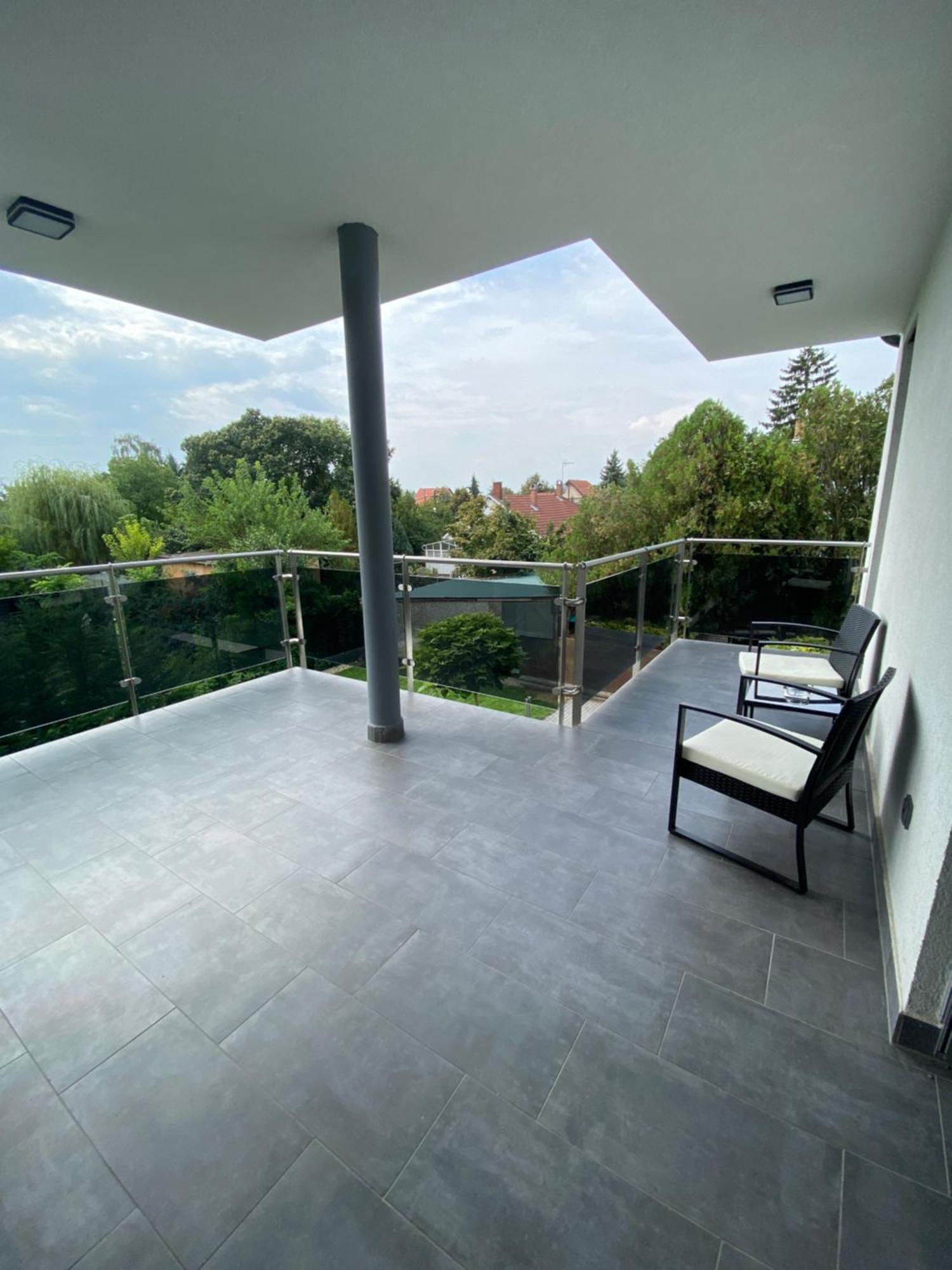 Modern Living In Boedapest Buitenkant foto