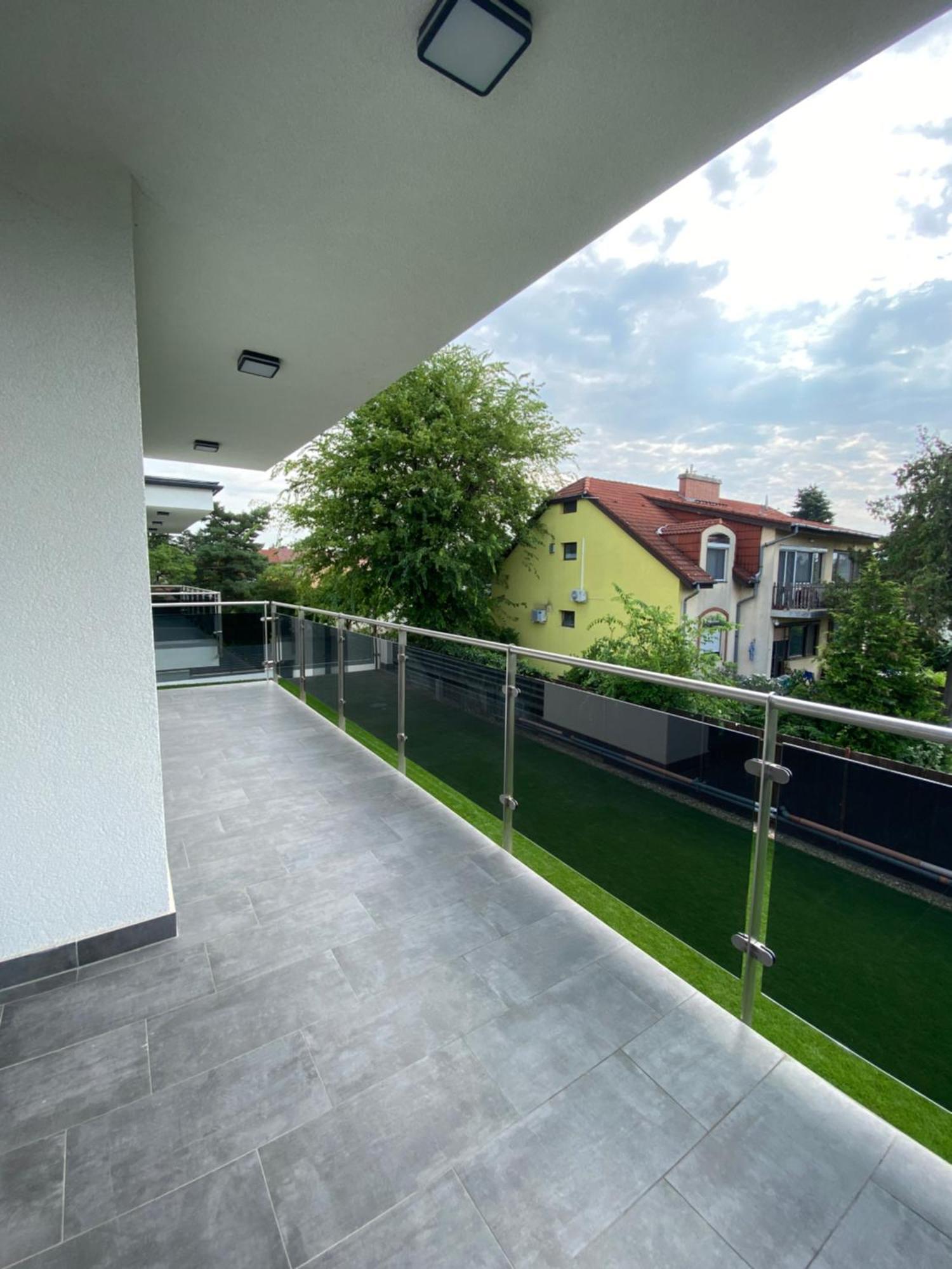 Modern Living In Boedapest Buitenkant foto