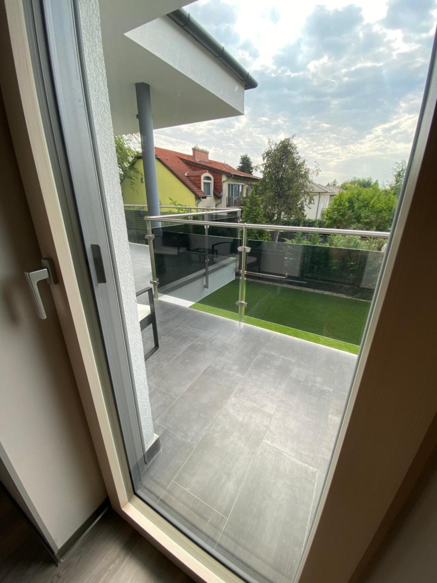 Modern Living In Boedapest Buitenkant foto